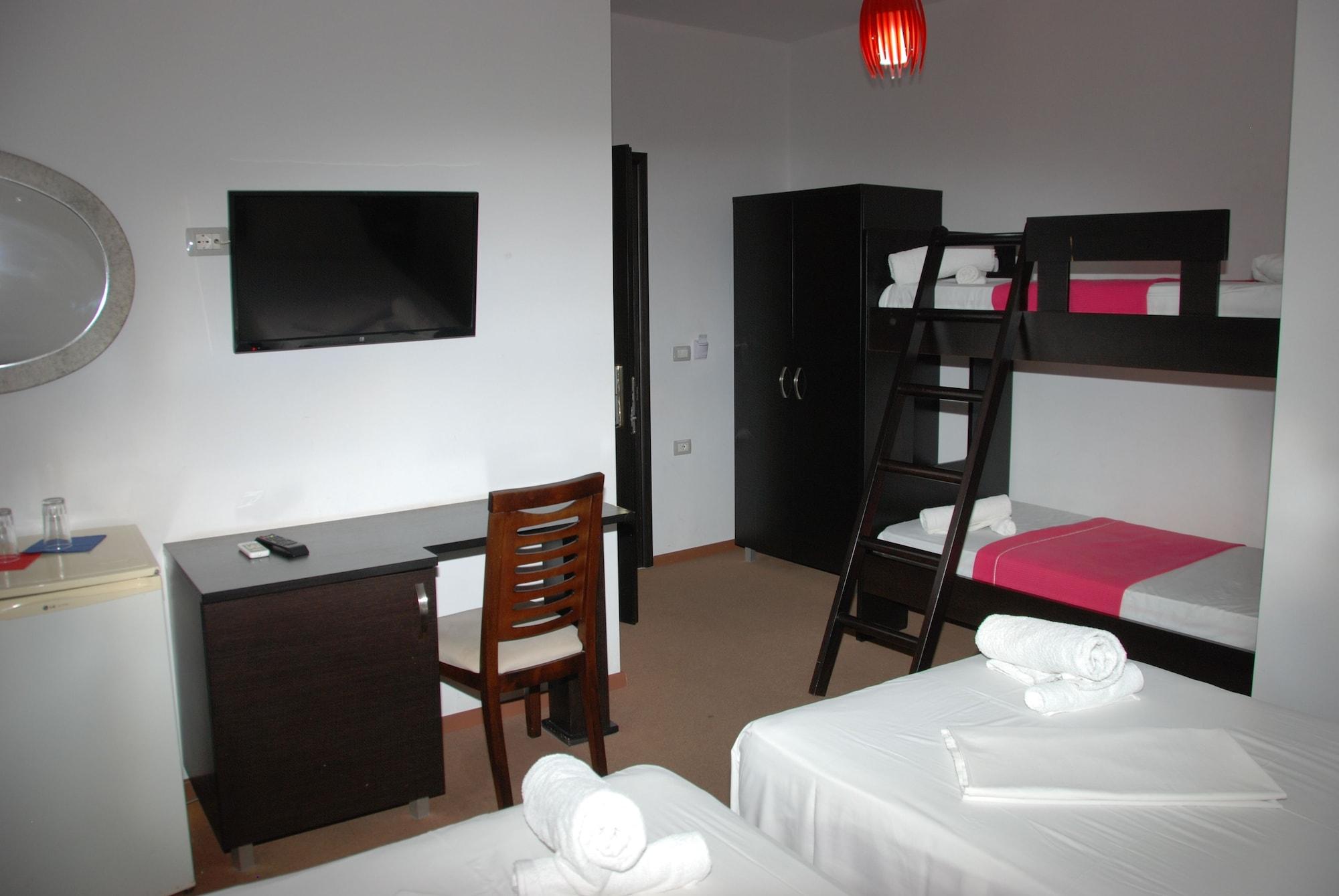 סרנדה Hotel Strora מראה חיצוני תמונה