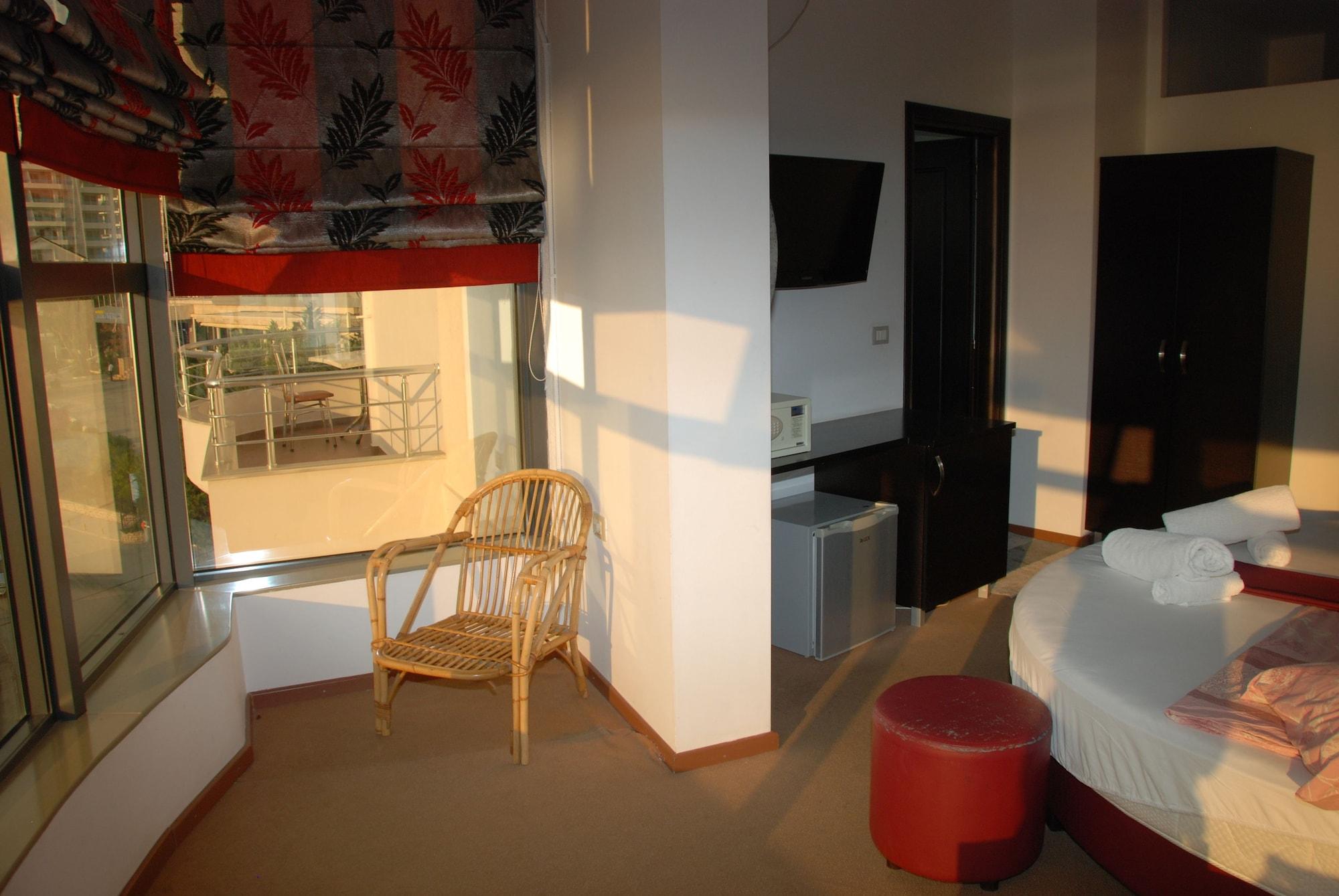 סרנדה Hotel Strora מראה חיצוני תמונה