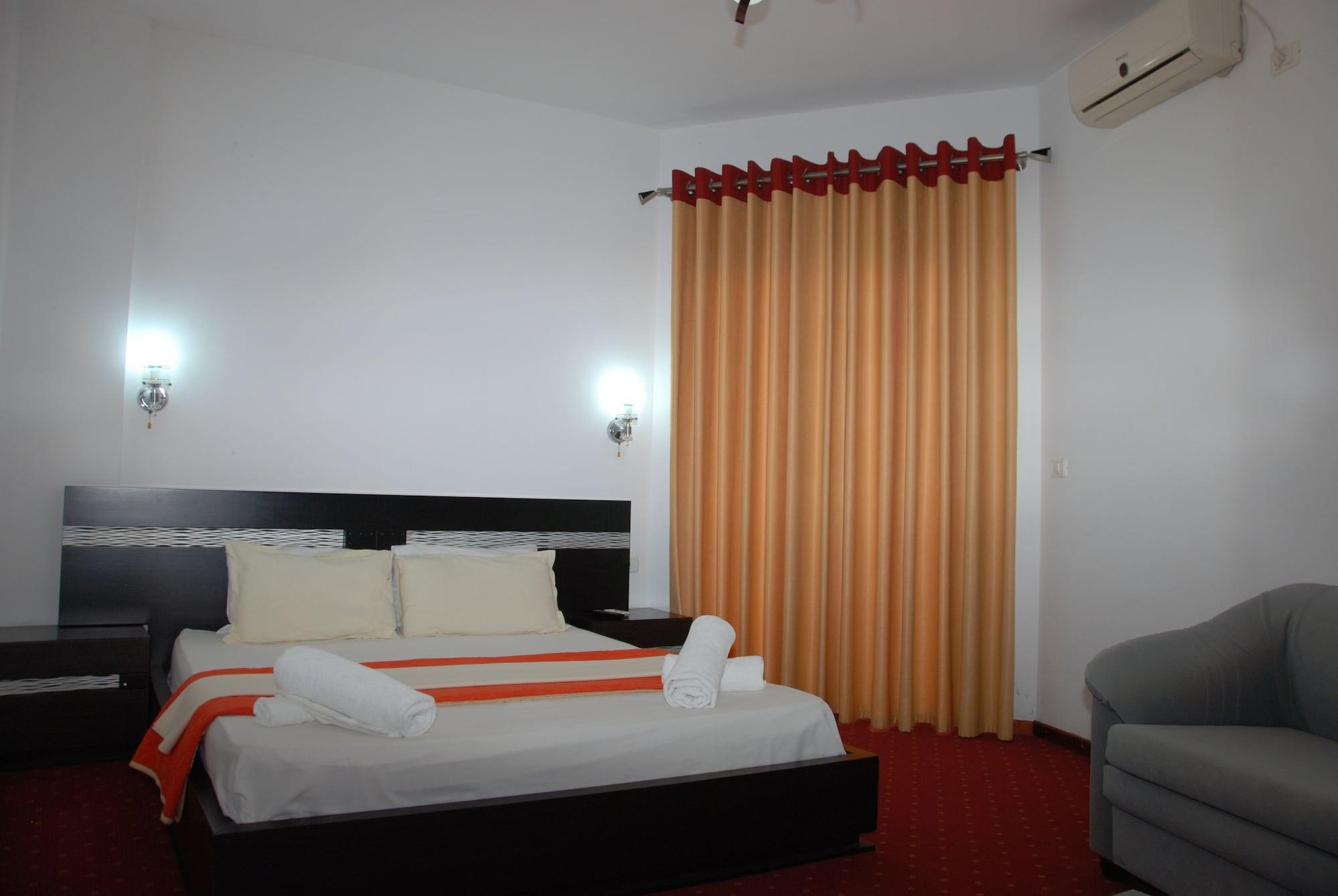 סרנדה Hotel Strora מראה חיצוני תמונה
