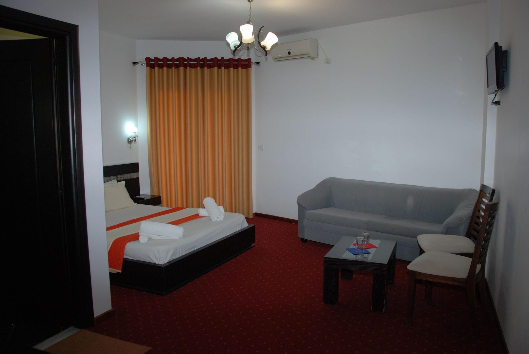 סרנדה Hotel Strora מראה חיצוני תמונה