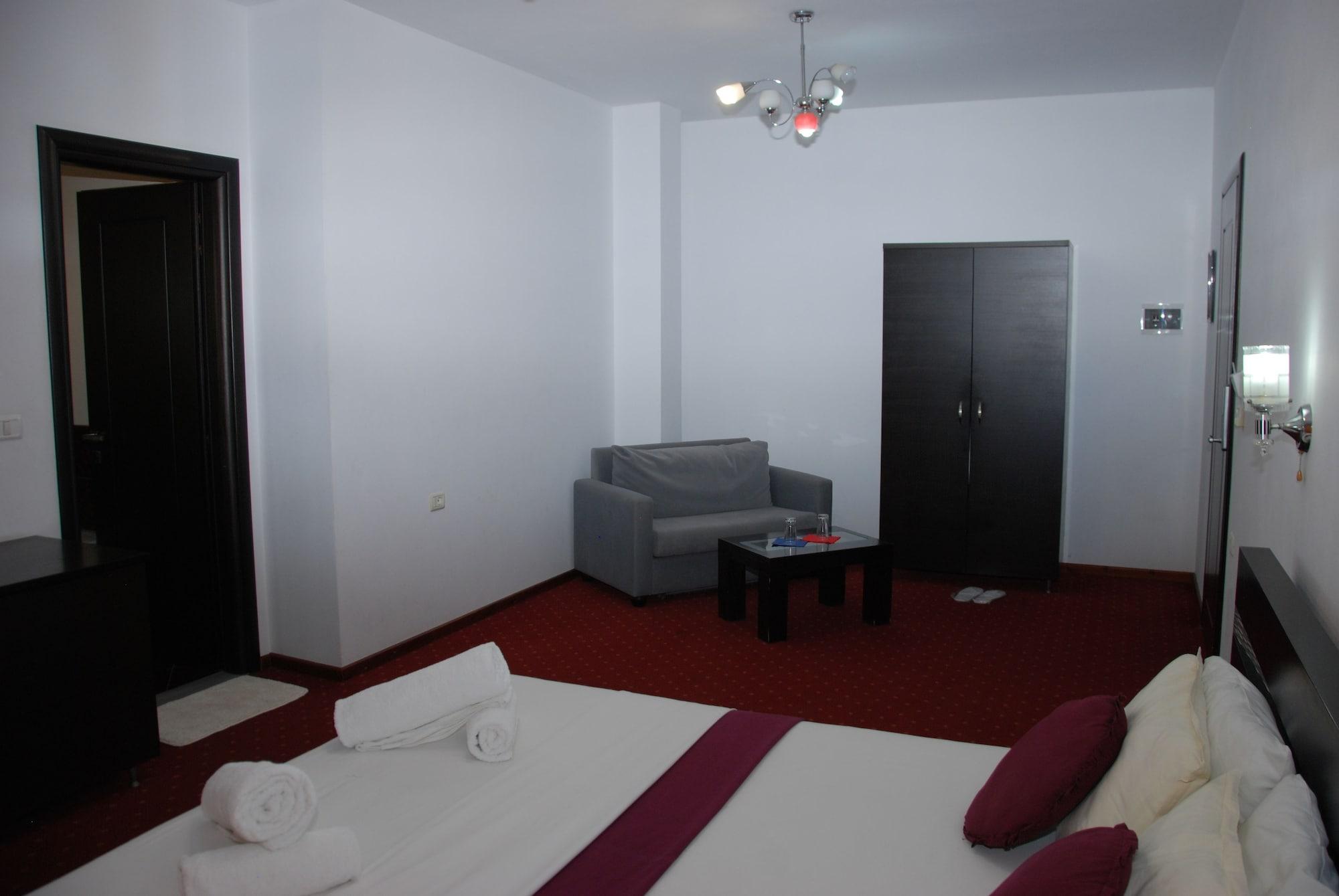 סרנדה Hotel Strora מראה חיצוני תמונה