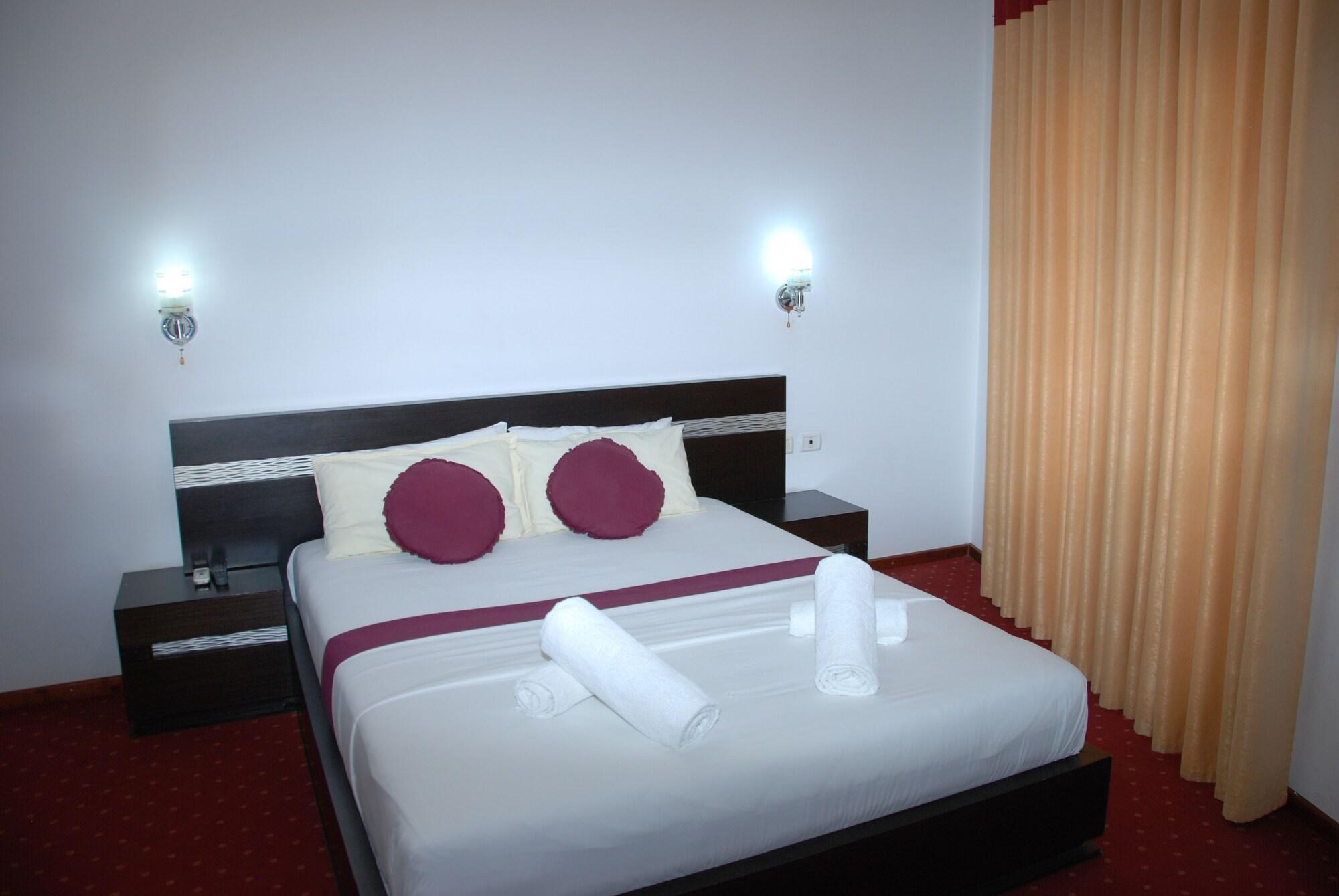 סרנדה Hotel Strora מראה חיצוני תמונה