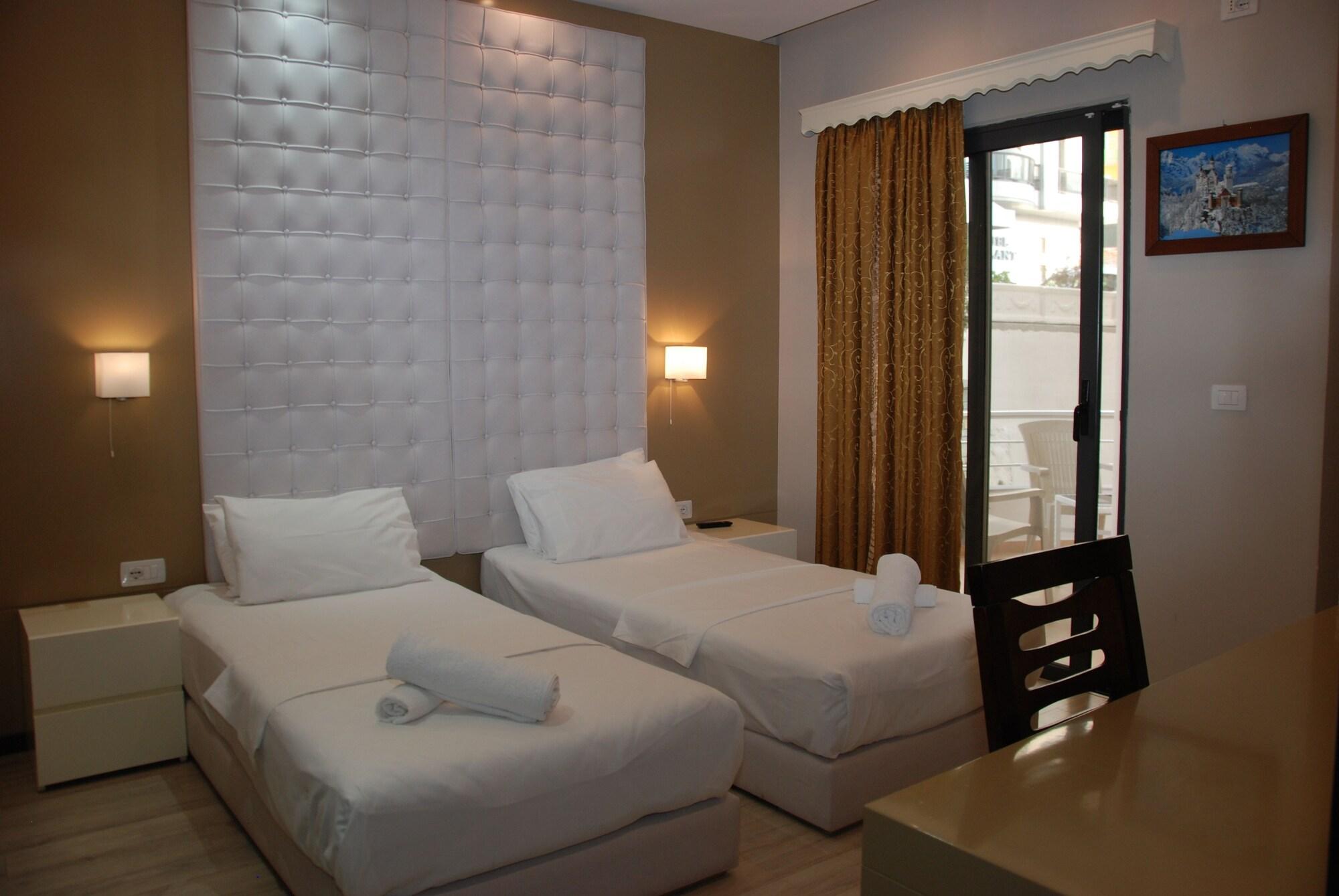 סרנדה Hotel Strora מראה חיצוני תמונה