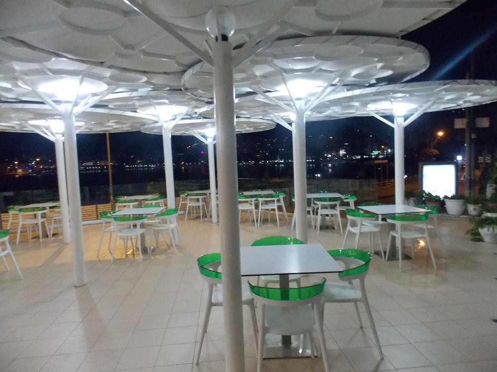 סרנדה Hotel Strora מראה חיצוני תמונה