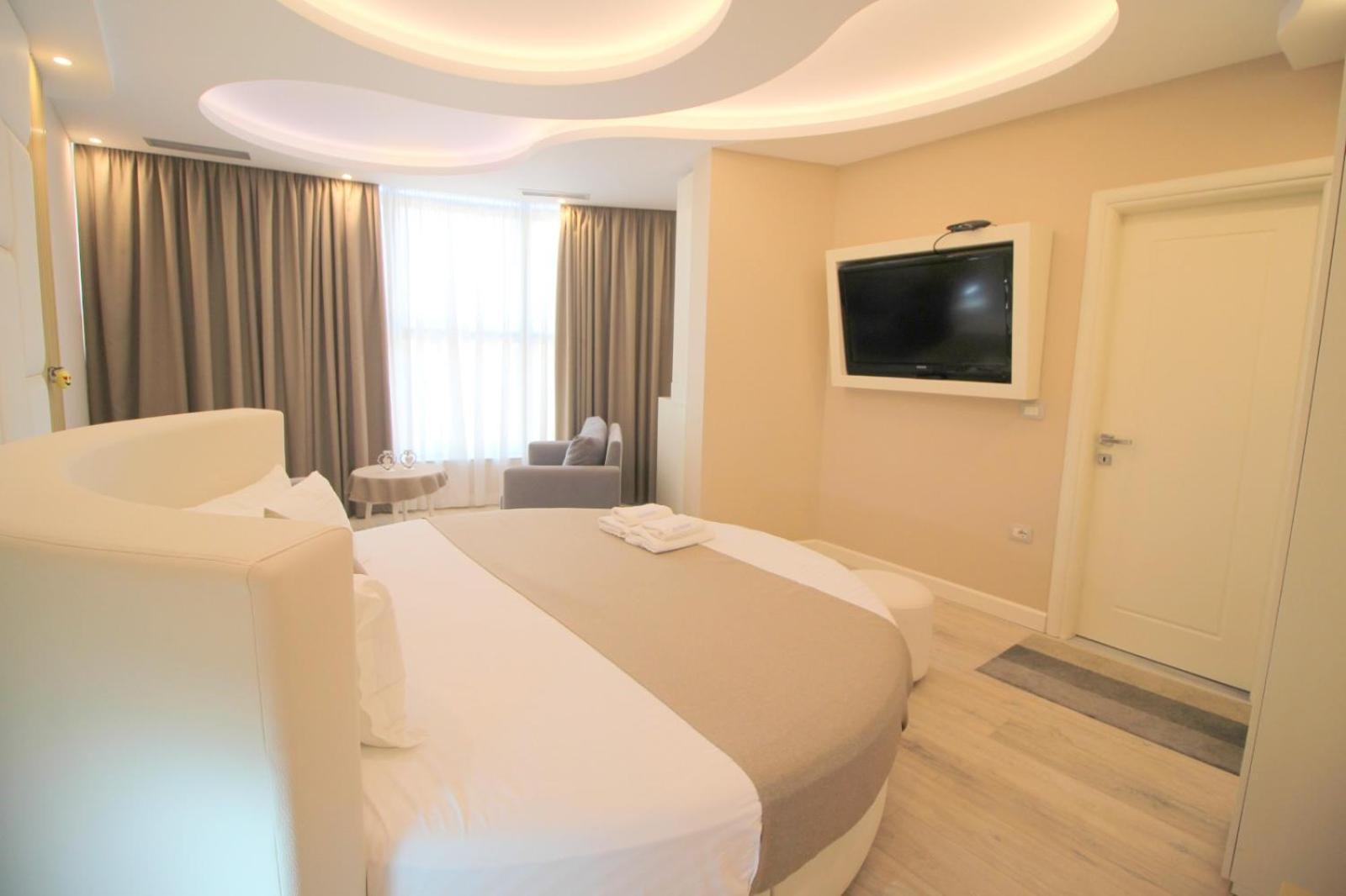 סרנדה Hotel Strora מראה חיצוני תמונה