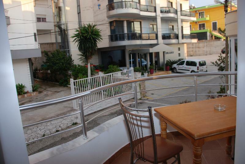 סרנדה Hotel Strora מראה חיצוני תמונה